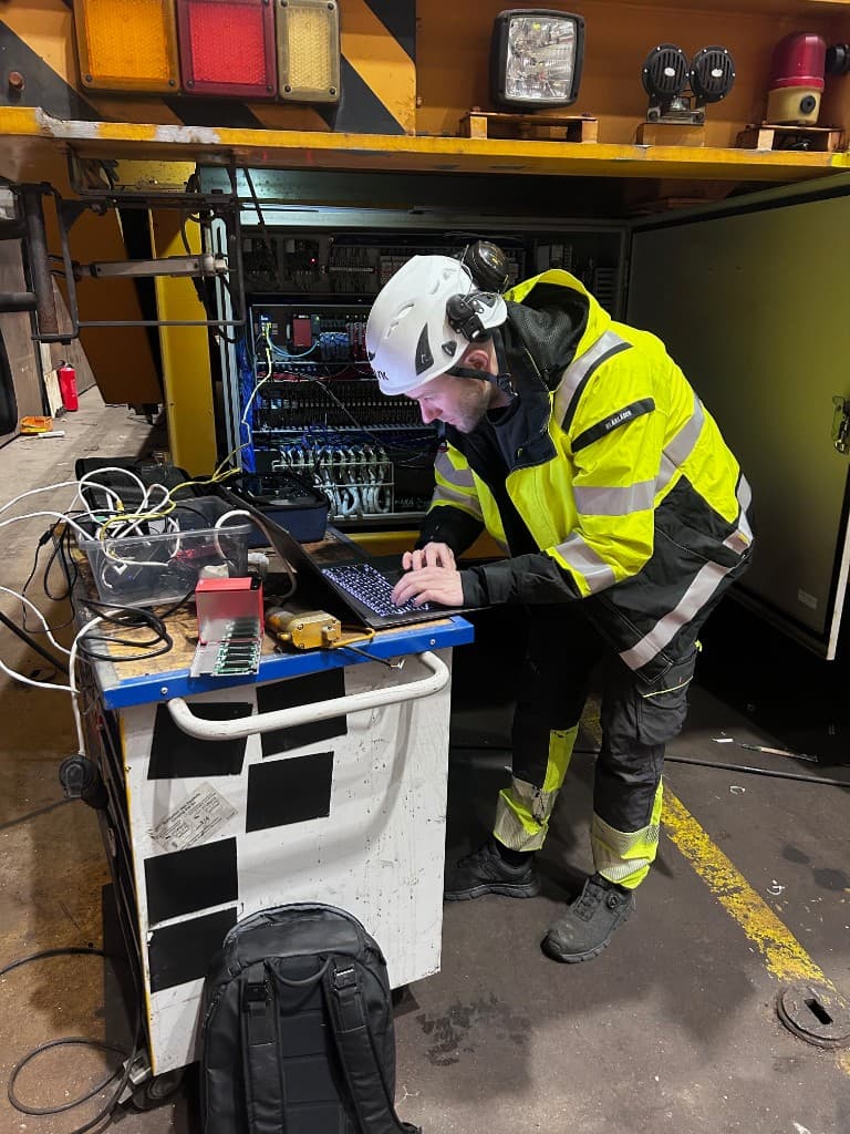 Første kommunikasjonstest mellom ny PLC og eksisterende I/O på heavylifter